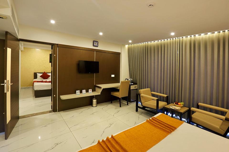 Renai Sreekrishna Hotel กูรูวาเยอร์ ภายนอก รูปภาพ