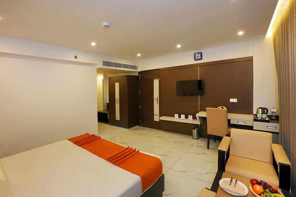 Renai Sreekrishna Hotel กูรูวาเยอร์ ภายนอก รูปภาพ